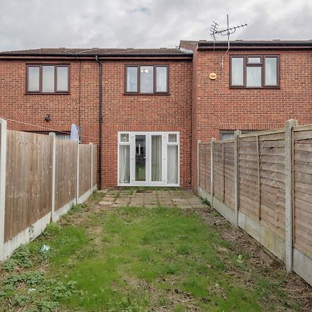 Lovely House In Dagenham / Barking With Free Parking, Wifi & Garden Dış mekan fotoğraf