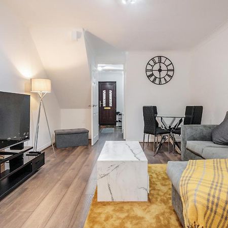 Lovely House In Dagenham / Barking With Free Parking, Wifi & Garden Dış mekan fotoğraf
