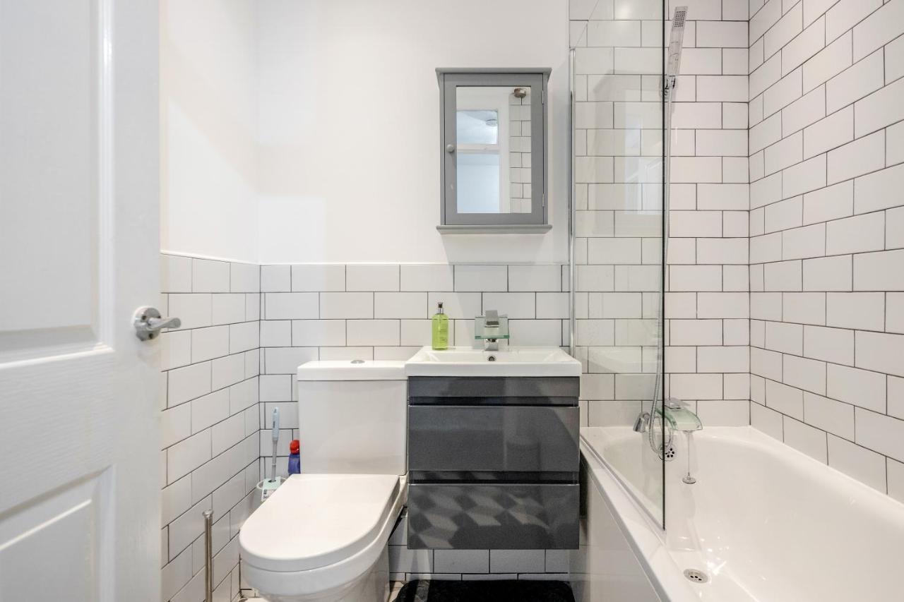 Lovely House In Dagenham / Barking With Free Parking, Wifi & Garden Dış mekan fotoğraf