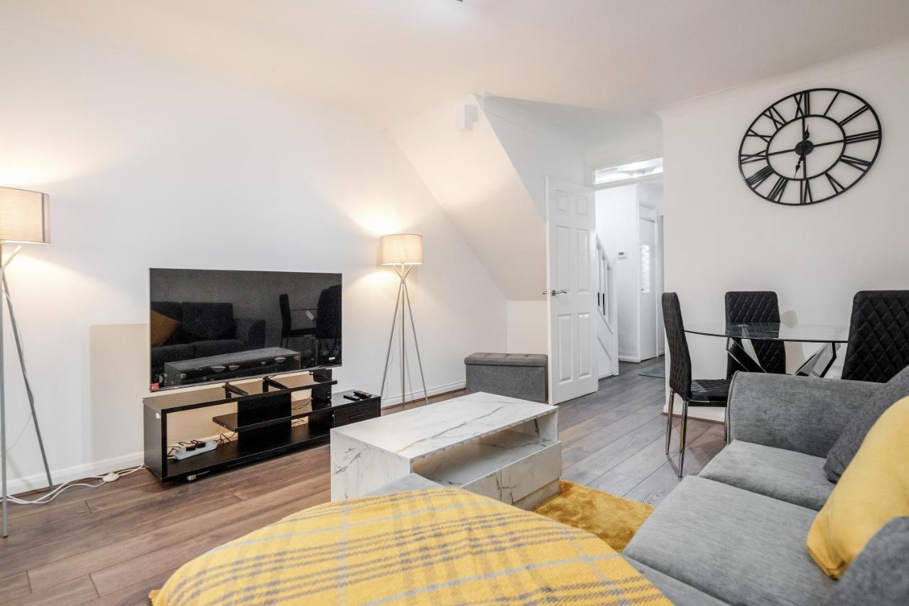 Lovely House In Dagenham / Barking With Free Parking, Wifi & Garden Dış mekan fotoğraf