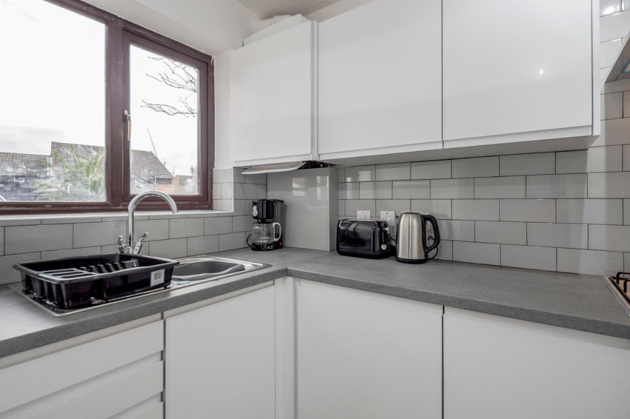 Lovely House In Dagenham / Barking With Free Parking, Wifi & Garden Dış mekan fotoğraf