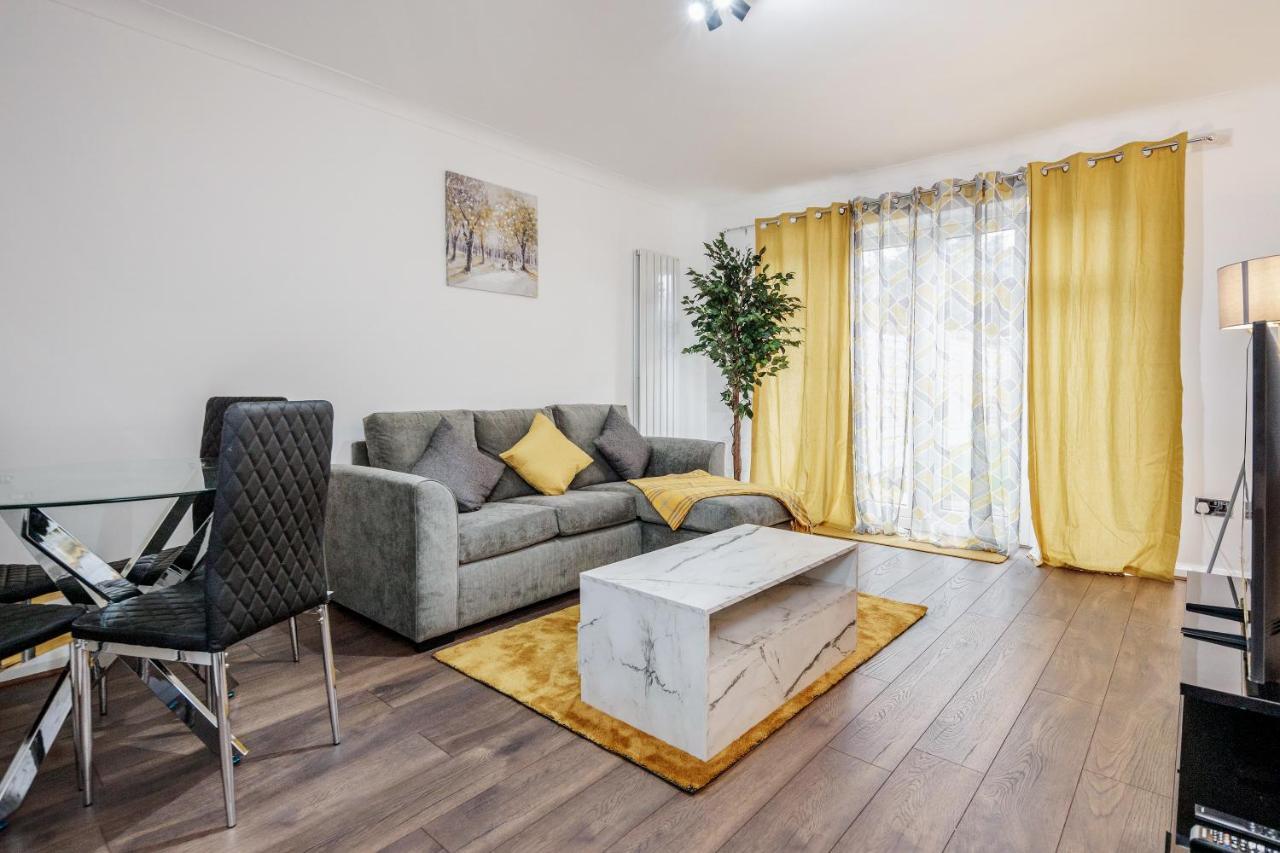 Lovely House In Dagenham / Barking With Free Parking, Wifi & Garden Dış mekan fotoğraf