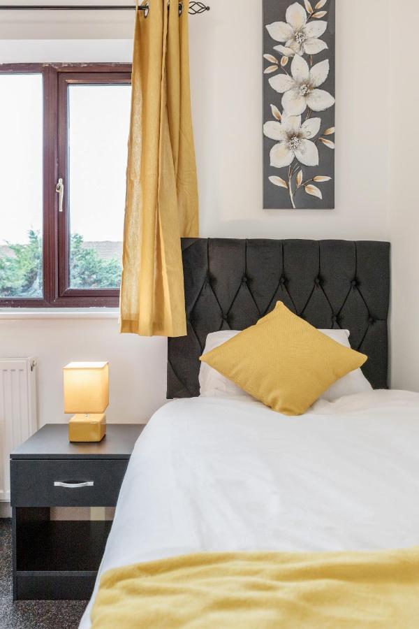 Lovely House In Dagenham / Barking With Free Parking, Wifi & Garden Dış mekan fotoğraf