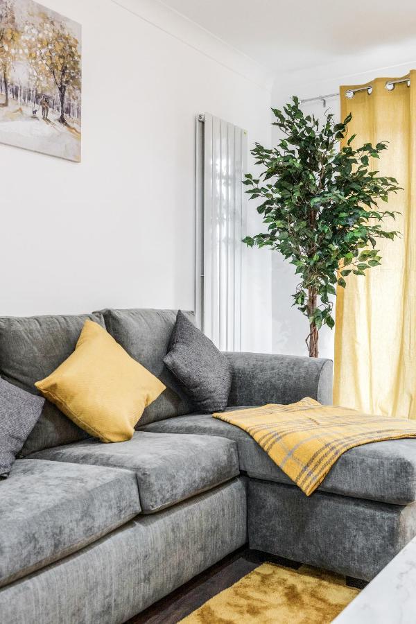 Lovely House In Dagenham / Barking With Free Parking, Wifi & Garden Dış mekan fotoğraf