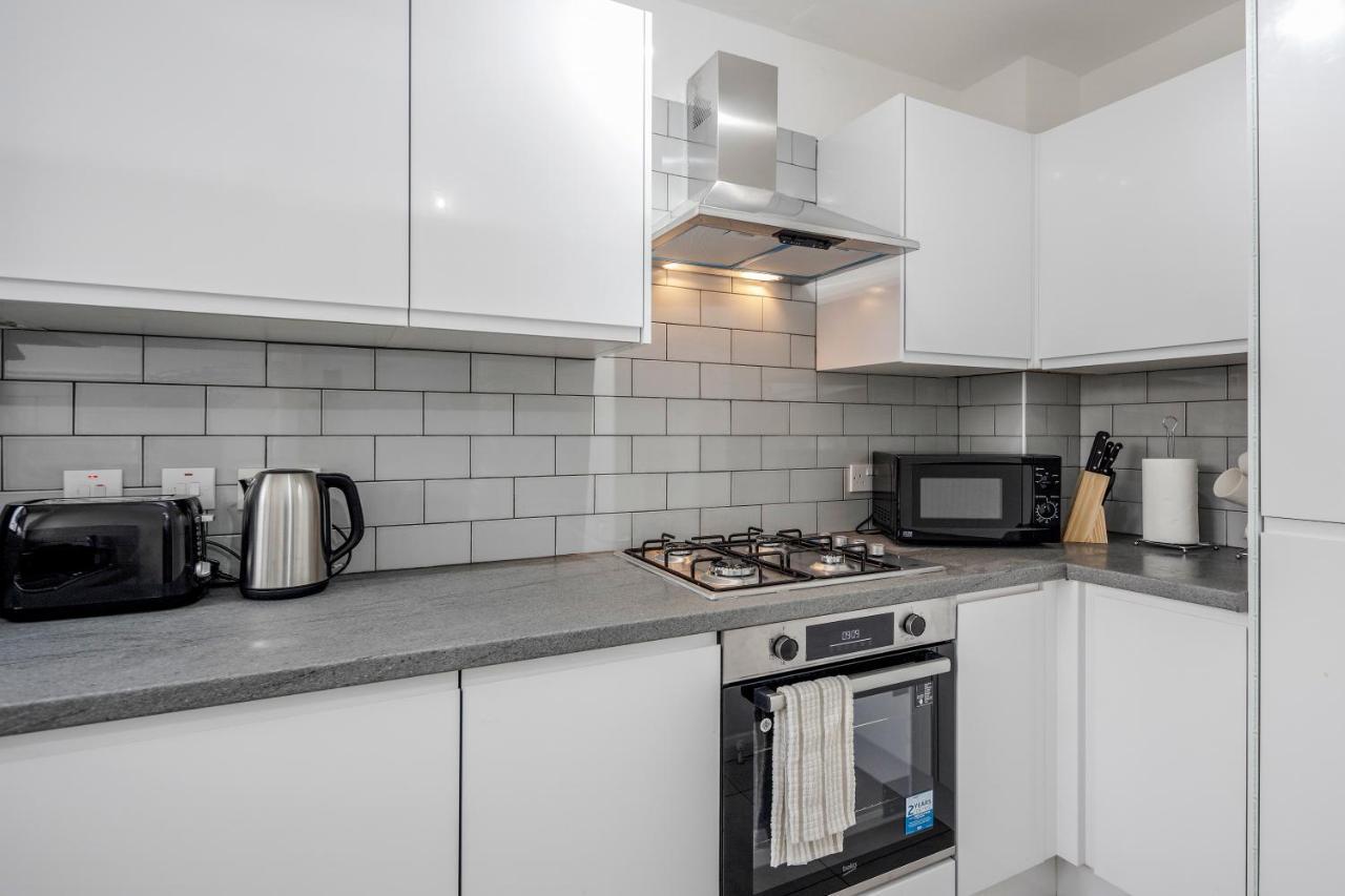 Lovely House In Dagenham / Barking With Free Parking, Wifi & Garden Dış mekan fotoğraf
