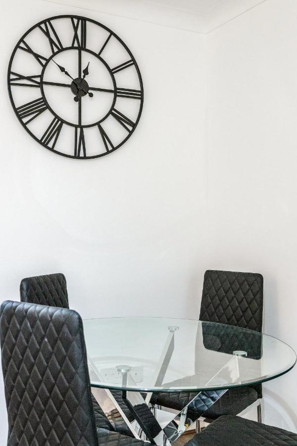 Lovely House In Dagenham / Barking With Free Parking, Wifi & Garden Dış mekan fotoğraf