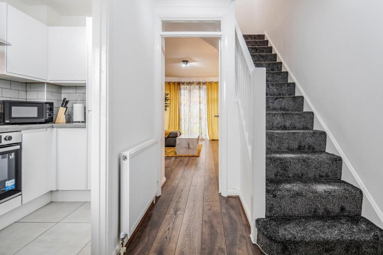 Lovely House In Dagenham / Barking With Free Parking, Wifi & Garden Dış mekan fotoğraf