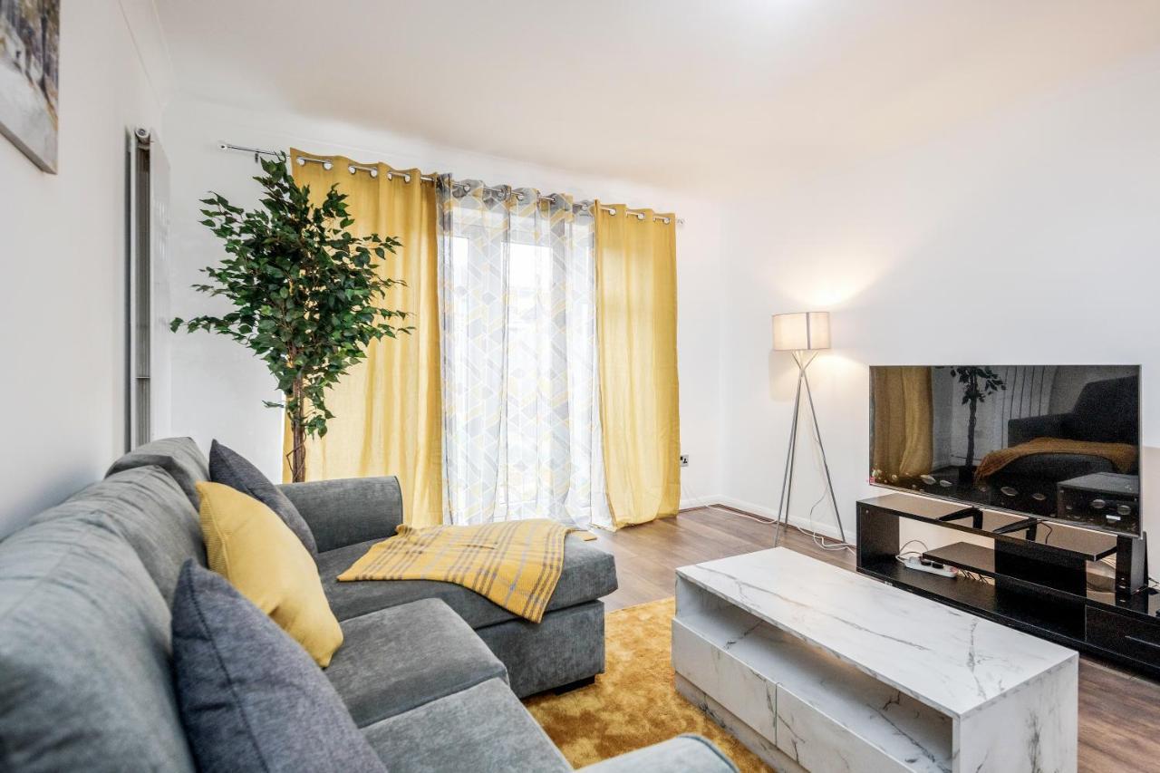 Lovely House In Dagenham / Barking With Free Parking, Wifi & Garden Dış mekan fotoğraf