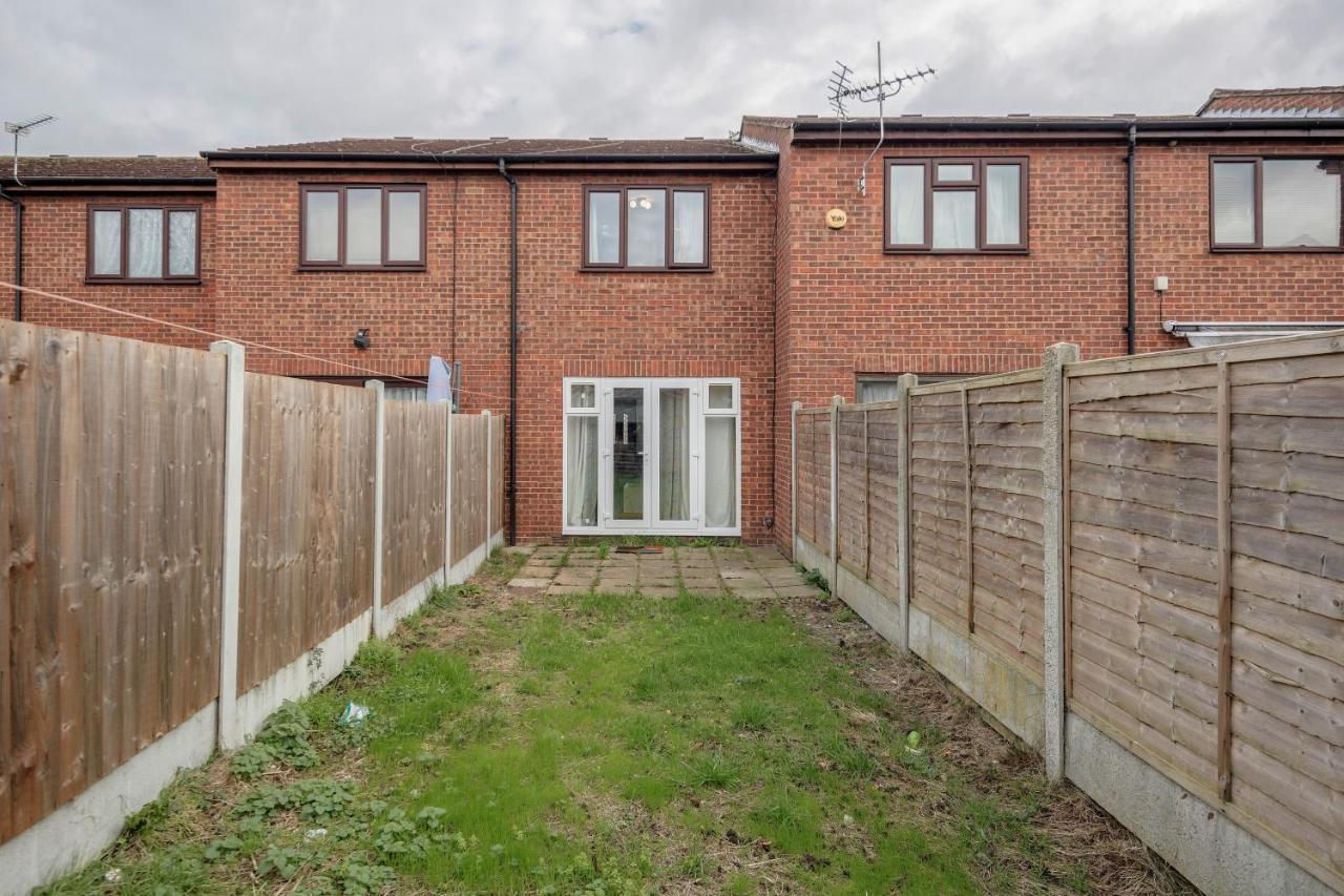 Lovely House In Dagenham / Barking With Free Parking, Wifi & Garden Dış mekan fotoğraf