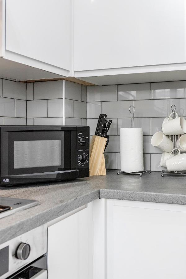 Lovely House In Dagenham / Barking With Free Parking, Wifi & Garden Dış mekan fotoğraf