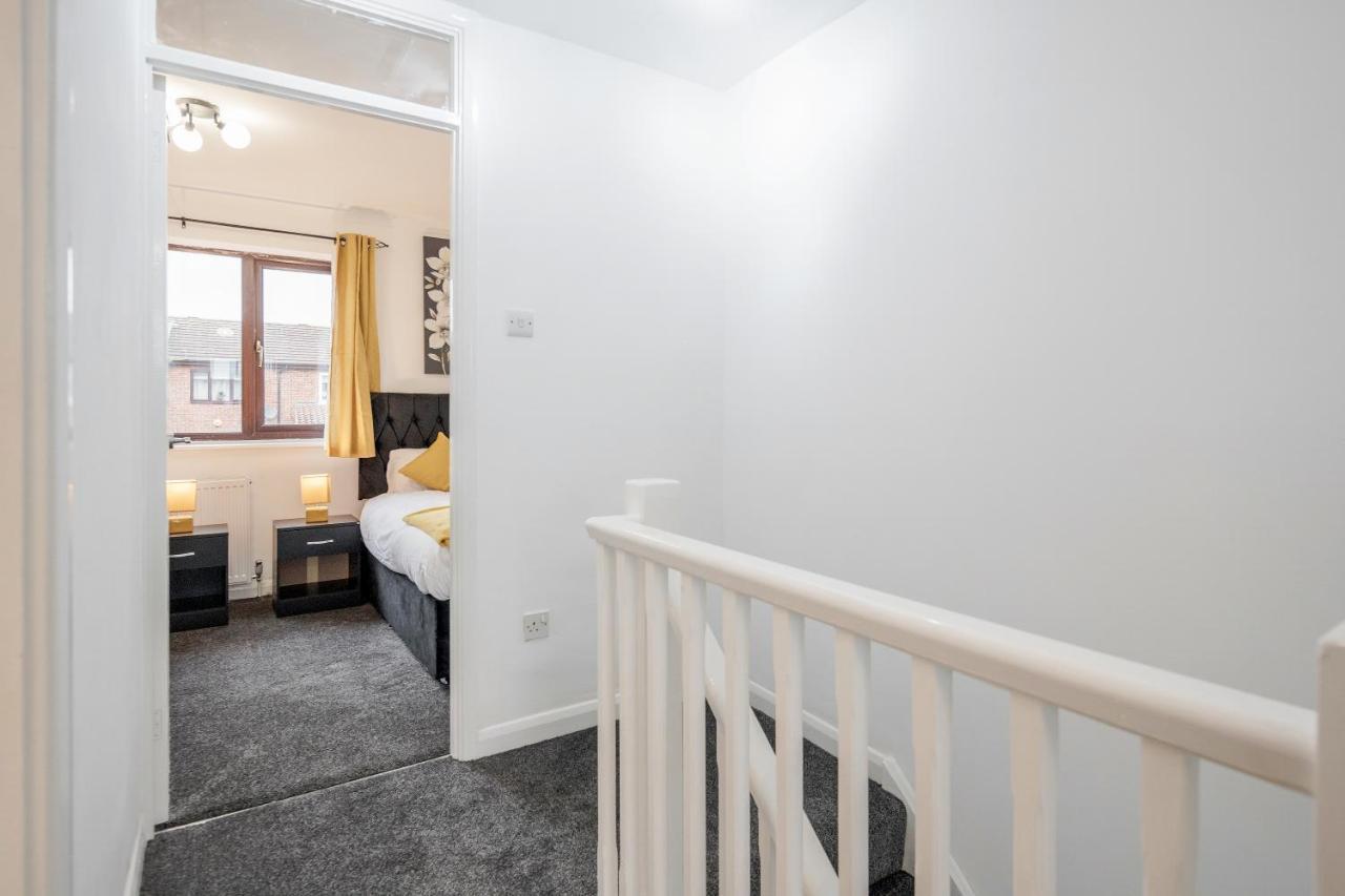 Lovely House In Dagenham / Barking With Free Parking, Wifi & Garden Dış mekan fotoğraf
