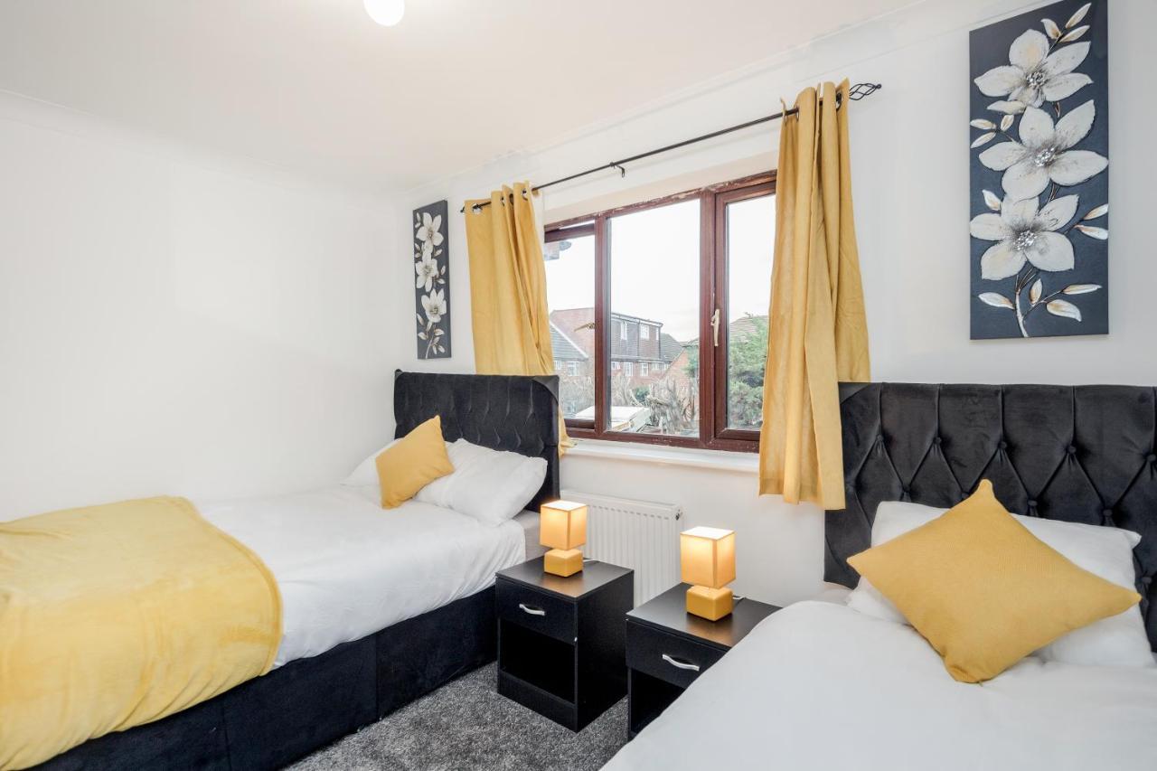 Lovely House In Dagenham / Barking With Free Parking, Wifi & Garden Dış mekan fotoğraf