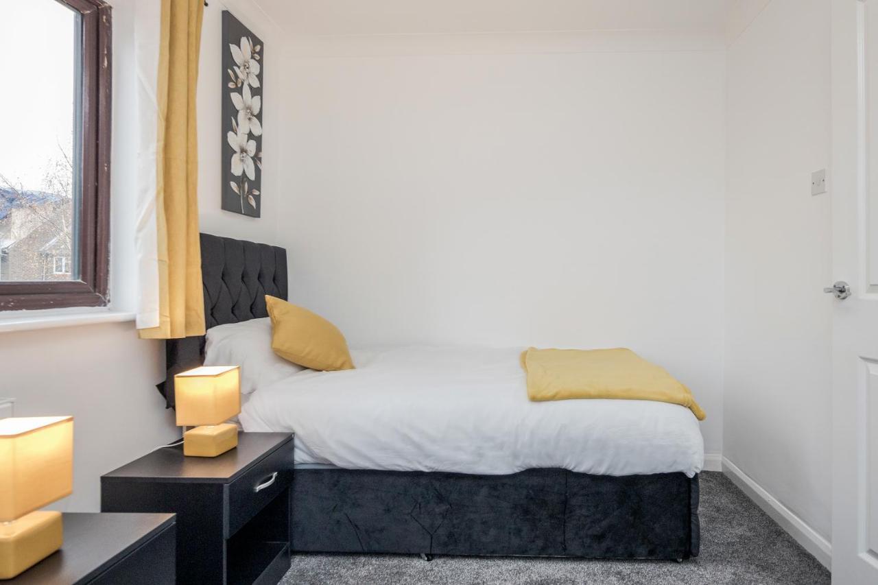 Lovely House In Dagenham / Barking With Free Parking, Wifi & Garden Dış mekan fotoğraf