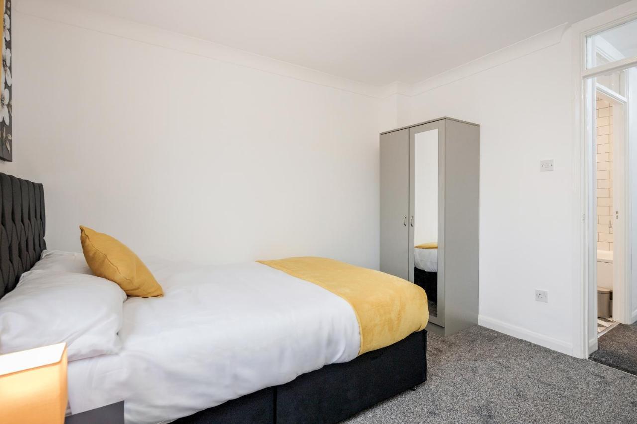 Lovely House In Dagenham / Barking With Free Parking, Wifi & Garden Dış mekan fotoğraf