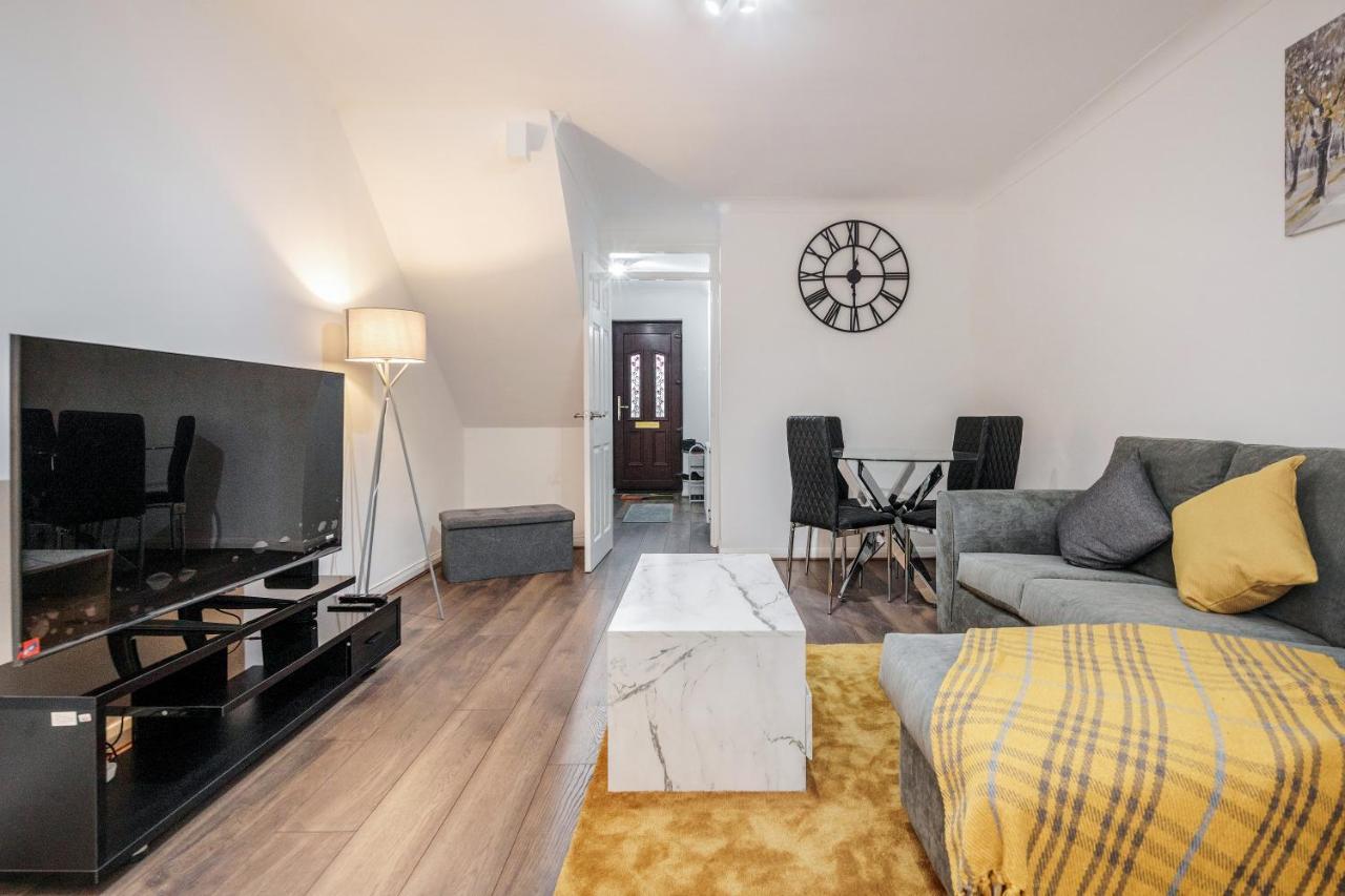 Lovely House In Dagenham / Barking With Free Parking, Wifi & Garden Dış mekan fotoğraf