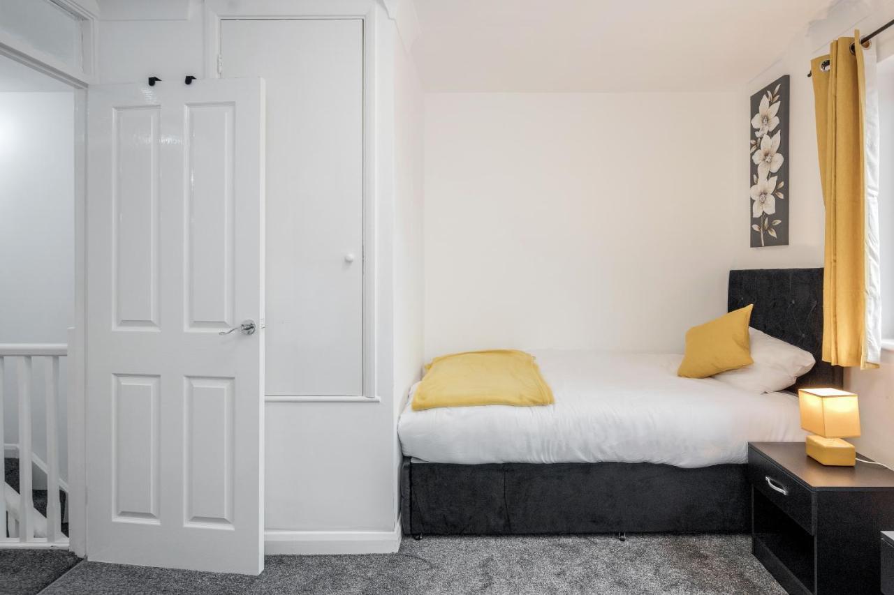 Lovely House In Dagenham / Barking With Free Parking, Wifi & Garden Dış mekan fotoğraf