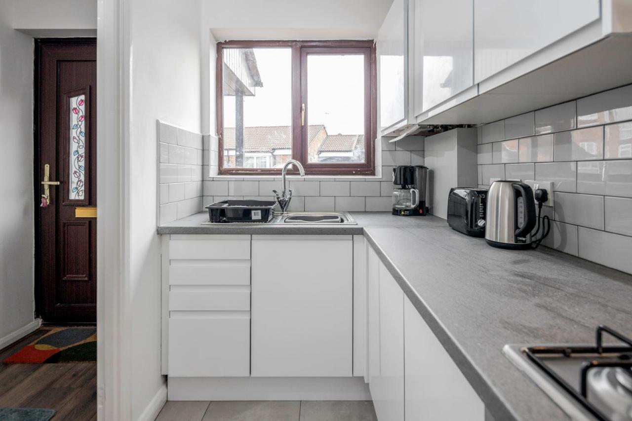 Lovely House In Dagenham / Barking With Free Parking, Wifi & Garden Dış mekan fotoğraf