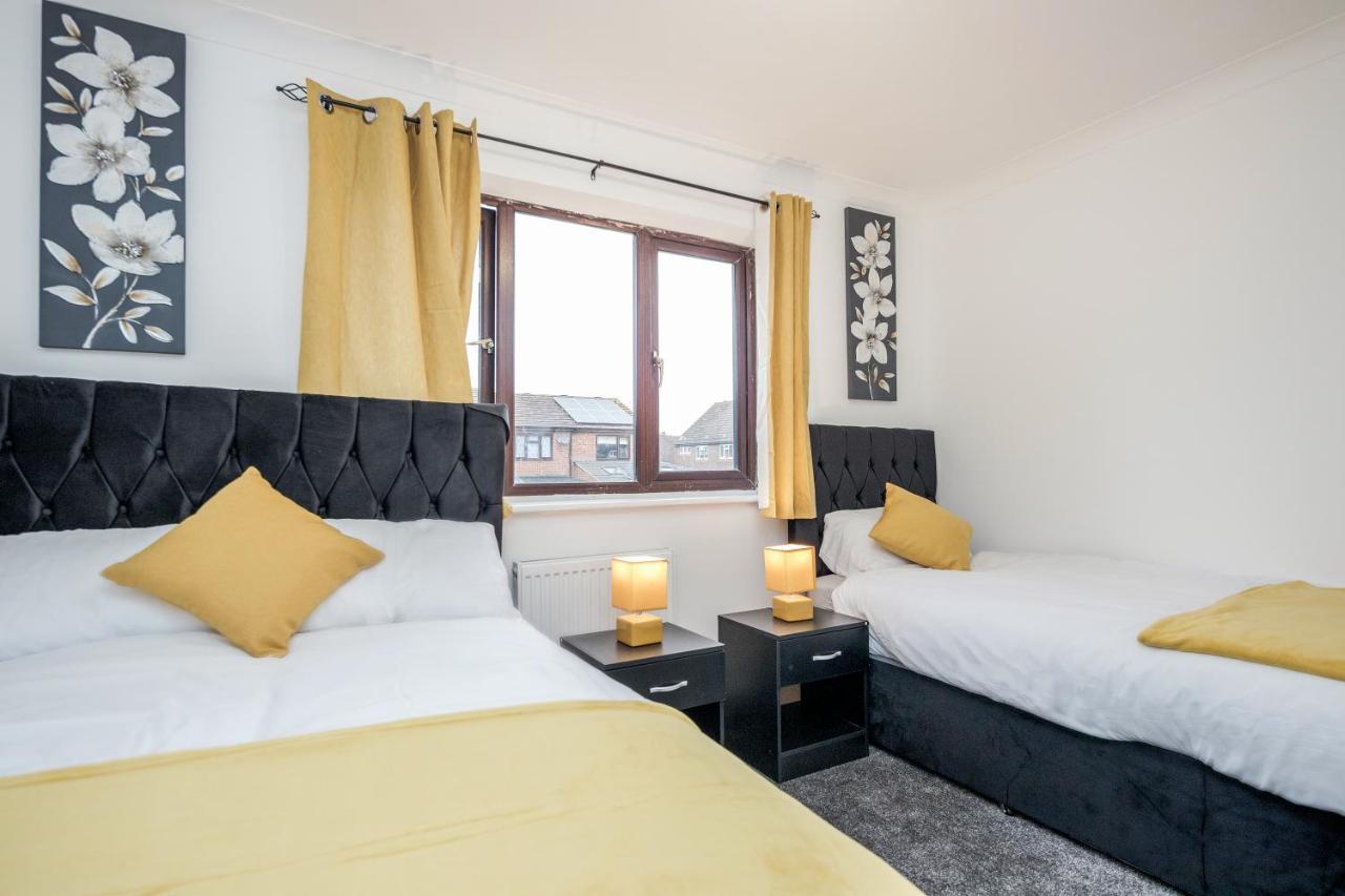 Lovely House In Dagenham / Barking With Free Parking, Wifi & Garden Dış mekan fotoğraf